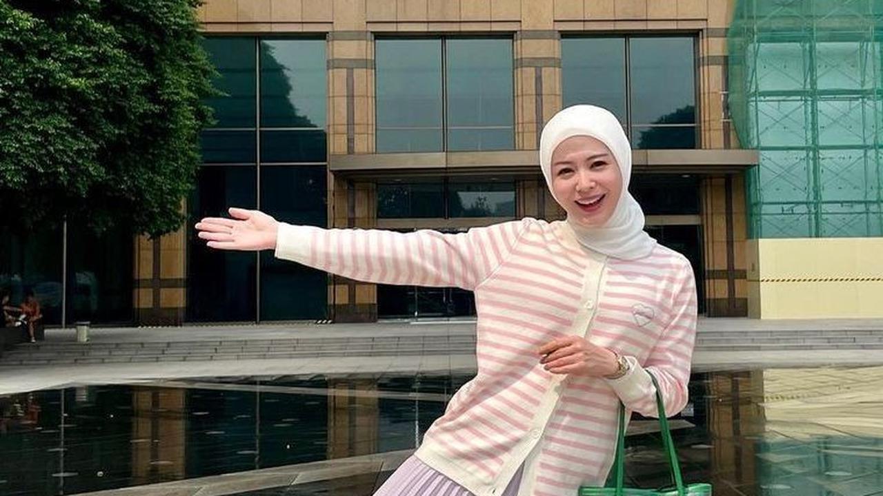 3. Kardigan dan Rok Plisket