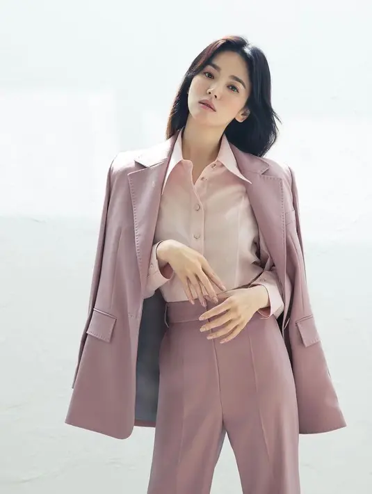 Tak perlu repot mix and match, one set suit pink pastel bisa kamu kombinasikan dengan soft pink shirt. Style kantor ala Song Hye Ko ini tetap rapi namun enggak ribet. (Instagram/kyo1122).