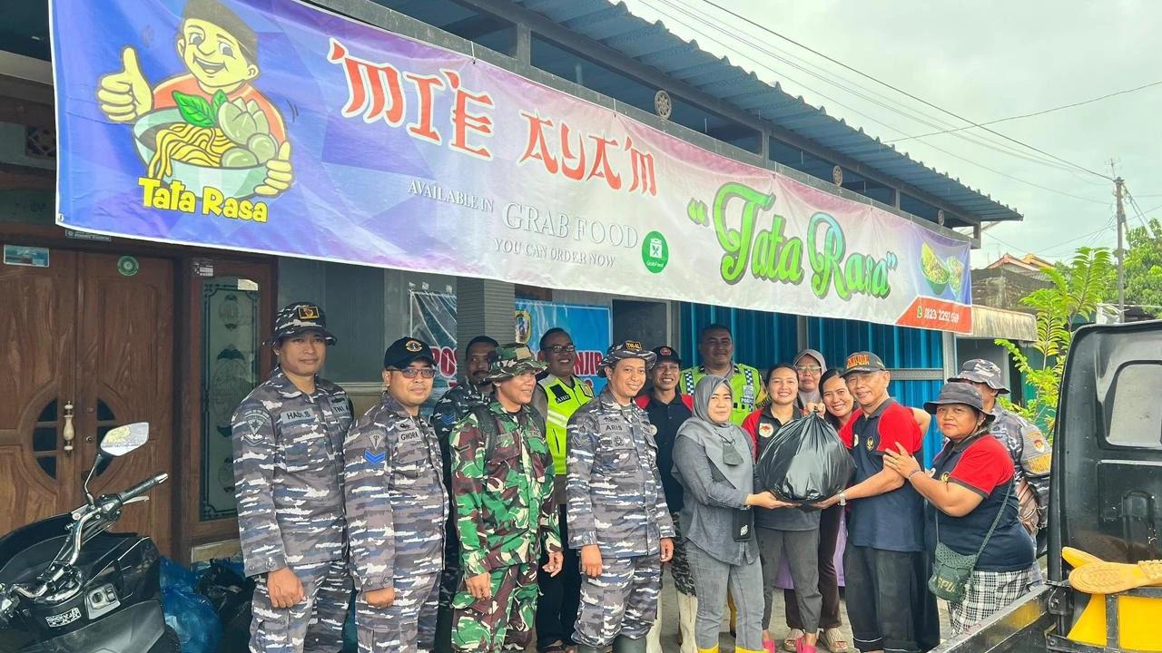 Respons Cepat TNI AL, Bangun Dapur Umum untuk Masyarakat Korban Banjir di Juwana Pati