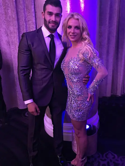 Meski demikian, hal itu tak membuat Britney Spears berhenti mencintai dan menunjukkan cintanya pada Sam Asghari. (instagram/samasghari)