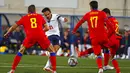 Pemain Inggris Jack Grealish (tengah) mencetak gol ke gawang Andorra pada pertandingan kualifikasi Grup I Piala Dunia 2022 di National Stadium, Andorra la Vella, 9 Oktober 2021. Inggris menang 5-0. (AP Photo/Joan Monfort)