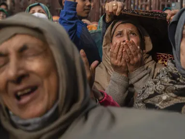 Umat Muslim Kashmir menangis saat berdoa dalam peringatan hari ulang tahunnya meninggalnya Syekh Abdul Qadir Jeelani di Srinagar, Kashmir yang dikuasai India, Rabu (17/11/2021). Peringatan hari meninggalnya Syekh Abdul Qadir Jeelani diikuti oleh ratusan Muslim Kashmir Sufi. (AP Photo/Mukhtar Khan)