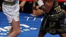Floyd Mayweather dan Conor McGregor saling pukul saat pertandingan tinju super kelas welter di Las Vegas (26/8). Dalam pertandingan ini Mayweather menang TKO di ronde kesepuluh. (AP Photo/Isaac Brekken)