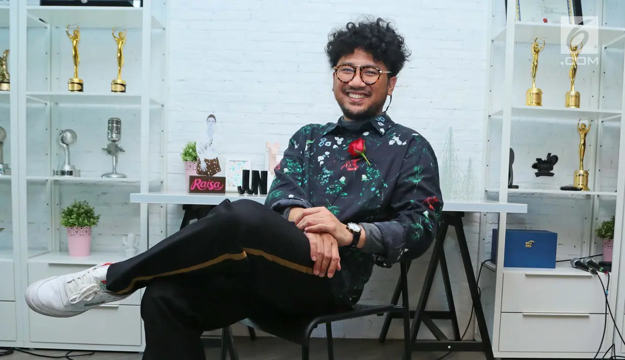 Penyanyi Kunto Aji berpose seusai rilis single di kawasan Kemang, Jakarta, Kamis (23/11). Kunto Aji merilis single yang berjudul "Konon Katanya". (Liputan6.com/Herman Zakharia)