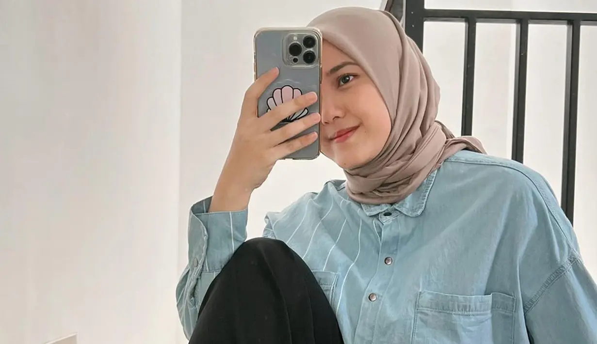 Sejak putuskan berhijab, istri Annov Hari Prabowo ini makin anggun dan memesona. Meski penampilannya satu ini tampak simpel hanya dengan memadukan kemeja, celana kulot dan jilbab segi empat, namun gaya berpakaian Annissa Soebandono modis dan kekinian. Selain kerap dipuji cantik, paras Annissa Soebanono juga sering disebut manis oleh warganet. (Liputan6.com/IG/@annissanns)