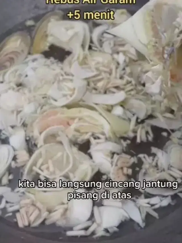 Merebus jantung pisang