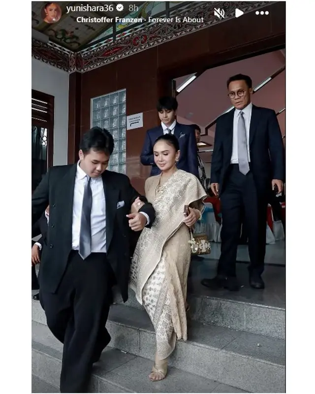 17 tahun cerai tetep akur tak ada drama, 7 momen Yuni Shara dampingi Henry Siahaan di acara keluarga