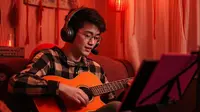 3 Cara Aman Gunakan Headset atau Earbuds agar Tak Picu Gangguan Pendengaran. Foto dibuat oleh AI.
