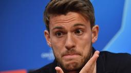 Foto file diambil pada 9 April 2019. Bek Juventus, Daniele Rugani, saat konferensi pers jelang laga melawan Ajax di Johan Cruyff Arena. Rugani dinyatakan positif terkena virus corona, yang diumumkan klub Juventus pada 11 Maret 2020. (AFP/Emmanuel Dunand)