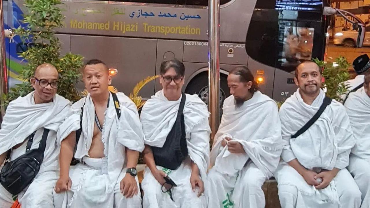 Potret para personel Pas Band saat tiba di Mekkah. Tampak personel Pas Band yakni Yukie, Trisno, Bengbeng, Sandy &amp; Richard mengenakan pakaian ihram.&nbsp;