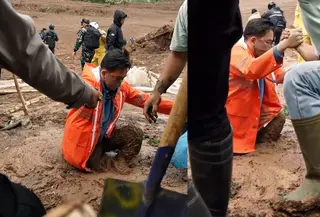 Bupati Bandung Barat Jeje terjebak lumpur di lokasi longsor Cisarua. (Liputan6.com/Dikdik Ripaldi)