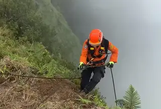 Potongan video proses pencarian korban pesawat jatuh