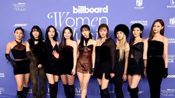 Personel TWICE, Jihyo, Momo, Mina, Chaeyoung, Dahyun, Nayeon, Sana, Tzuyu dan Jeongyeon berpose saatmenghadiri Billboard Women In Music di YouTube Theater di Inglewood, California pada 1 Maret 2023. Grup KPop ini juga sekaligus mendapat penghargaan di Billboard Women in Music. (Monica Schipper/Getty Images/AFP)