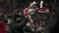 Skor 11-10 membuat The Reds keluar sebagai juara. Hasil tersebut membuat Jurgen Klopp berhasil mempersembahkan trofi Carabao Cup untuk yang pertama kalinya bagi Liverpool. (AP/Alastair Grant)