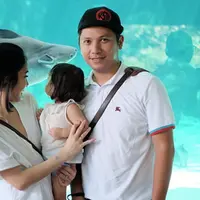 Liburan menjadi rutinitas pasangan ini ditengah kesibukannya masing-masing pasangan Gisella Anastasia bersama suami, Gading Marten dan putri semata wayangnya, Gempita Noura Marten. (Instagram/gisel_la) (Instagram/gisel_la)