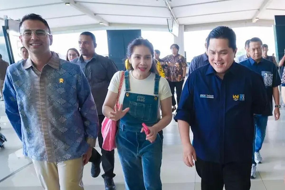 Disebut Saltum, Nagita Slavina Kenakan Overall Pants Rp43 Jutaan Saat Dampingi Raffi Ahmad Melihat Terminal 3 Bandara Soetta