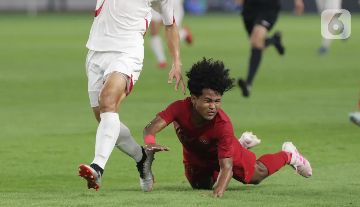 Pemain depan Timnas Indonesia U-19, Serdy Ephy Fano Boky (tengah) mencoba lolos dari kawalan pemain Korea Utara pada kualifikasi Grup K Piala AFC U-19 2020 di Stadion Utama Gelora Bung Karno, Jakarta, Minggu (10/11/2019). Laga berakhir imbang 1-1. (Liputan6.com/Helmi Fithriansyah)