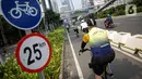 Pesepeda melintas di Jalan Jenderal Sudirman, Jakarta, Minggu (6/6/2021). Gubernur DKI Jakarta Anies Baswedan berencana menambah jalur sepeda untuk memfasilitasi warga agar dapat bersepeda secara aman. (Liputan6.com/Faizal Fanani)
