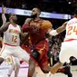 LeBron James gagal menghindarkan Cleveland Cavaliers dari kekalahan 115-117 kontra Atlanta Hawks pada gim ke-10 NBA 2017-2018. (AP Photo/Tony Dejak)