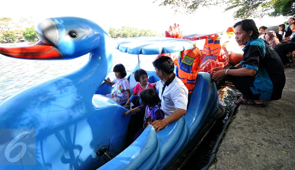Pengunjung dapat mengelilingi setu dengan sepeda air atau bebek-bebekan dengan tarif sewanya Rp5.000 per orang, Jakarta, Sabtu (18/7/2015). Tampak para pengunjung sedang bersiap untuk menaiki sepeda air. (Liputan6.com/Yoppy Renato)