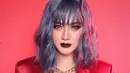 Tidak hanya tampil dalam makeup yang mainstream. Dalam beberapa pemotretannya ia tampil dengan warna rambut yang mencolok. Selain itu dipadukan dengan makeup tebal membuatnya makin menawan. (Liputan6/IG/@arlidaputrii)