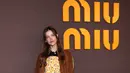 Barbara Palvin tampil dengan gaya feminin yang playful. Ia mengenakan mini dress kuning bermotif floral yang memberi nuansa cerah dan youthful. [Dok/Miu Miu].