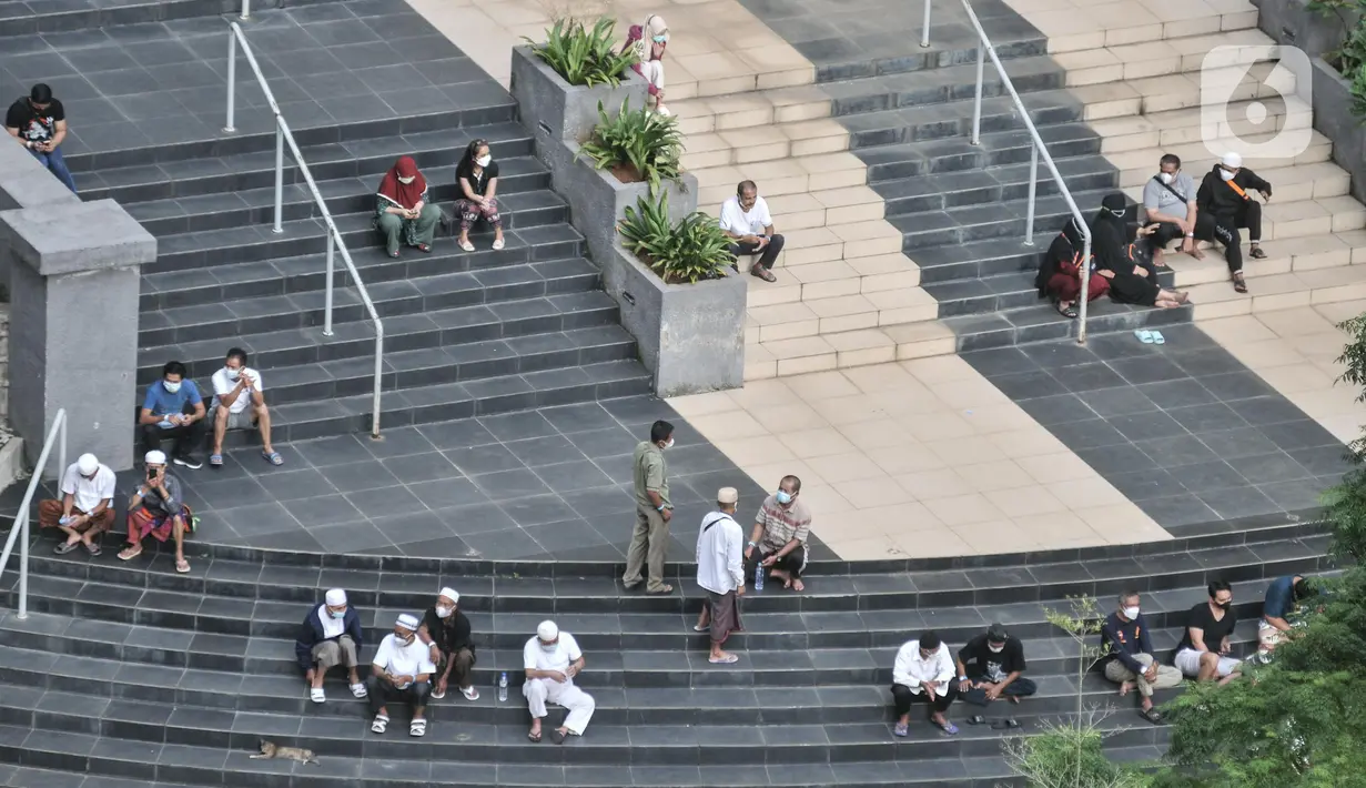 Aktivitas pasien Covid-19 di RSDC Wisma Atlet, Kemayoran, Jakarta, Senin (7/3/2022). Pemerintah menurunkan status PPKM menjadi level 2 untuk wilayah Jabodetabek dan Surabaya dikarenakan penurunan kasus konfirmasi harian dan juga rawat inap rumah sakit. (merdeka.com/Iqbal S. Nugroho)