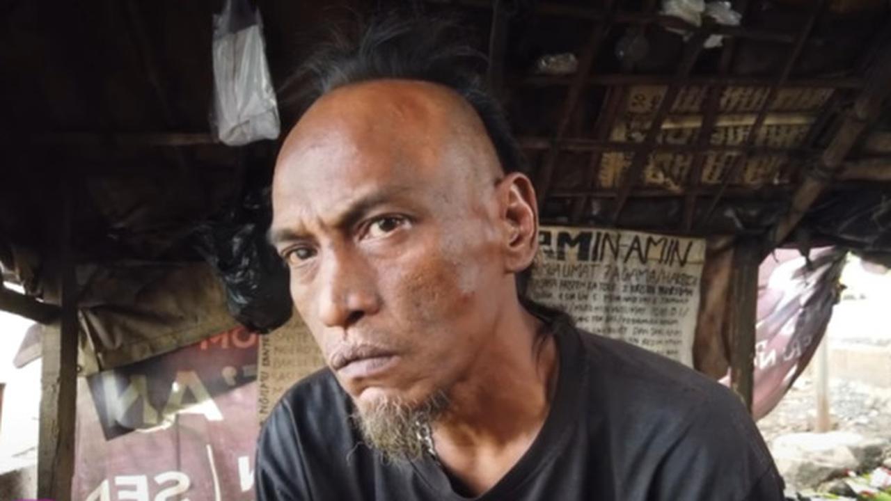 Dulu Kaya Raya Tinggal di Amerika, Kini Pria Sebatang Kara ini Hidup Miskin di Pinggir Kali