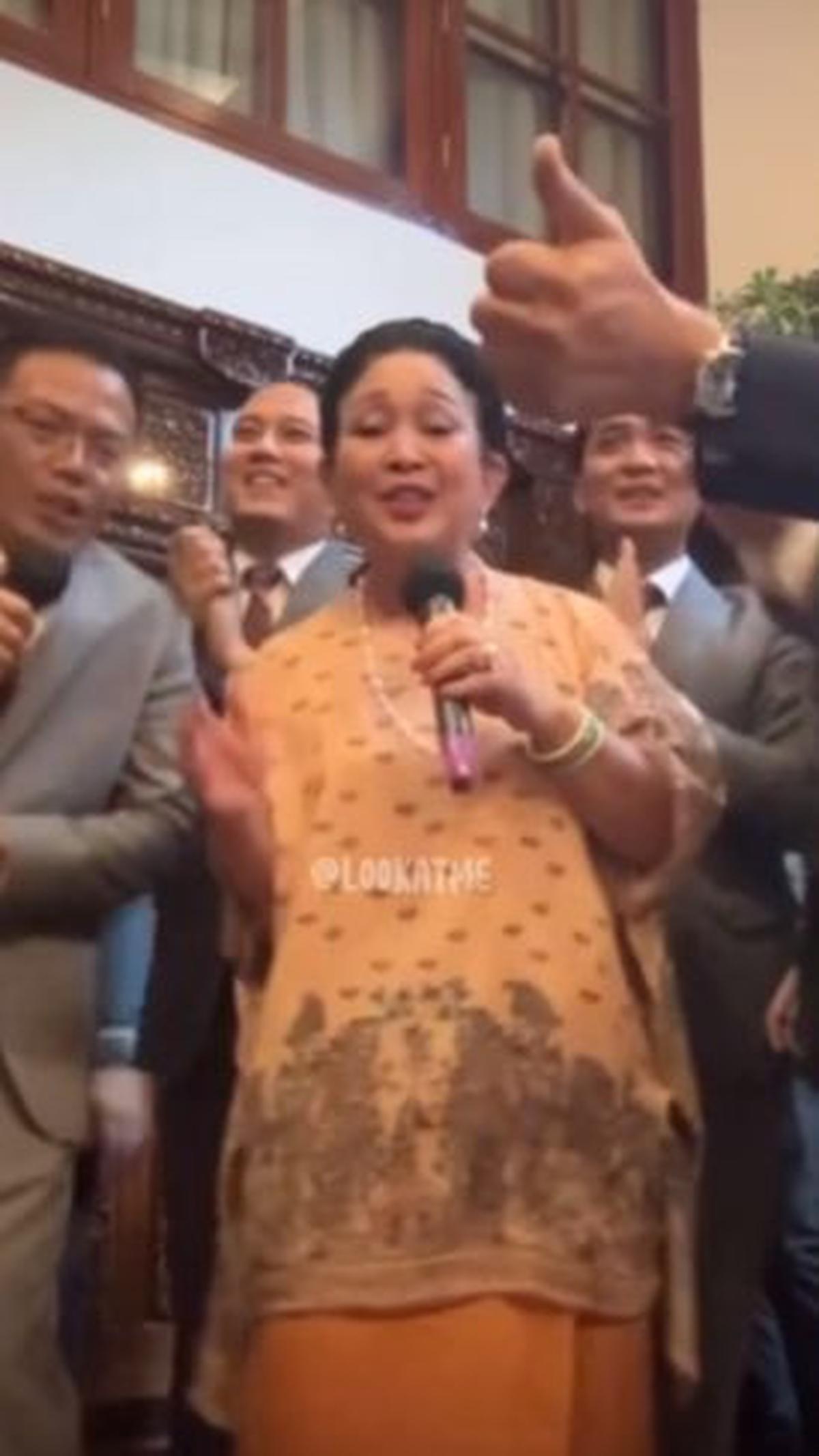 "Ibu Titiek datang langsung disambut trio ini," demikian dikutip dari keterangan video.
