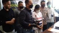 Direktorat Kriminal Umum (Dirkrimum) Polda Kepulauan Riau, menangkap seorang wanita hamil berinisial ES (34), atas dugaan perekrut pekerja migran ilegal. (Liputan6.com/ Ajang Nurdin)