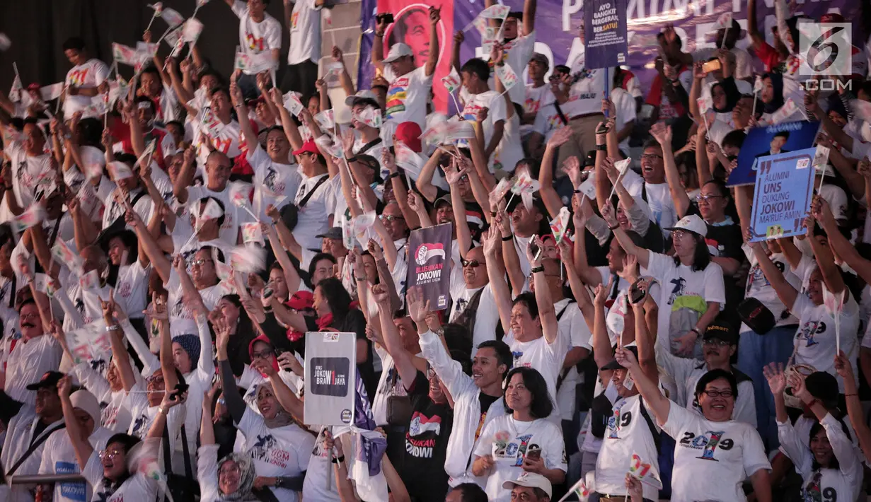 Sejumlah alumni saat menghadiri Deklarasi dukungan alumni Universitas Trisakti untuk Jokowi-Ma’ruf di pilpres 2018 di Jakarta, Sabtu (9/2). Jokowi mendapatkan jaket jeans berwarna biru betuliskan ‘Suara Reformasi’. (Liputan6.com/Faizal Fanani)