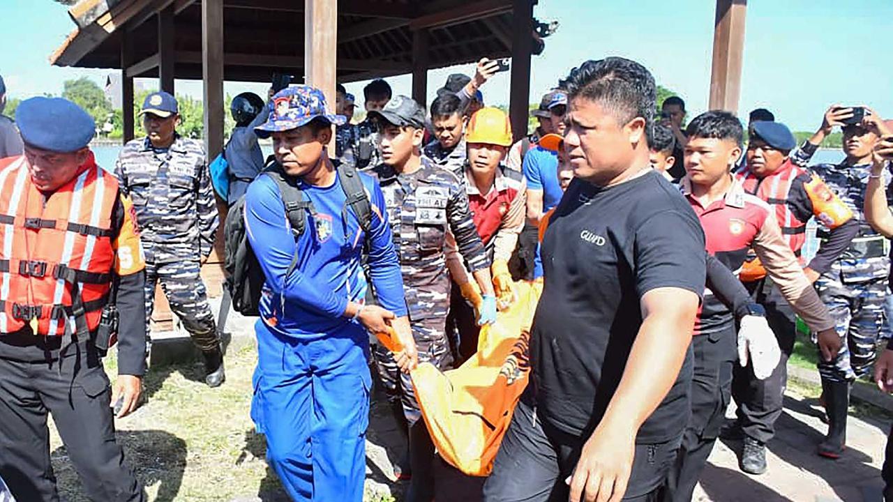 FOTO: Lanal Denpasar Evakuasi Korban Banjir Waduk Muara Nusa Dua, Lima Warga Tewas