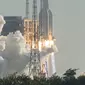 Roket Long March 5B lepas landas dari Pusat Peluncuran Ruang Angkasa Wenchang di Provinsi Hainan, China, Selasa (5/5/2020). Peluncuran ini menjadi program eksperimen untuk mengirim astronot ke stasiun luar angkasa dan eksplorasi antariksa. (STR/AFP)