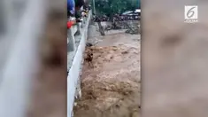 Ibu dan tiga anaknya hanyut di aliran sungai yang deras di Filipina. Mereka diselamatkan warga yang melintas