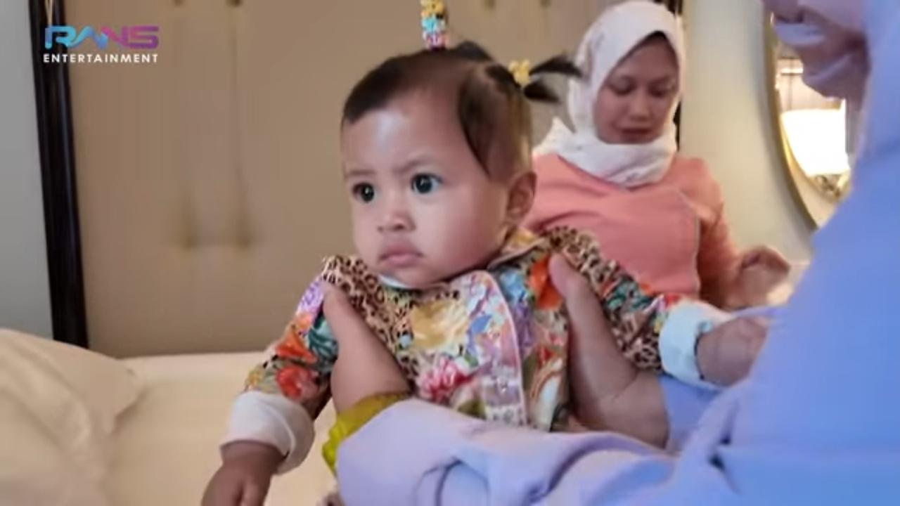Potret Menggemaskan Baby Lily dengan Ikat Rambut Lima saat Temani Rayyanza Persiapan Fashion Show