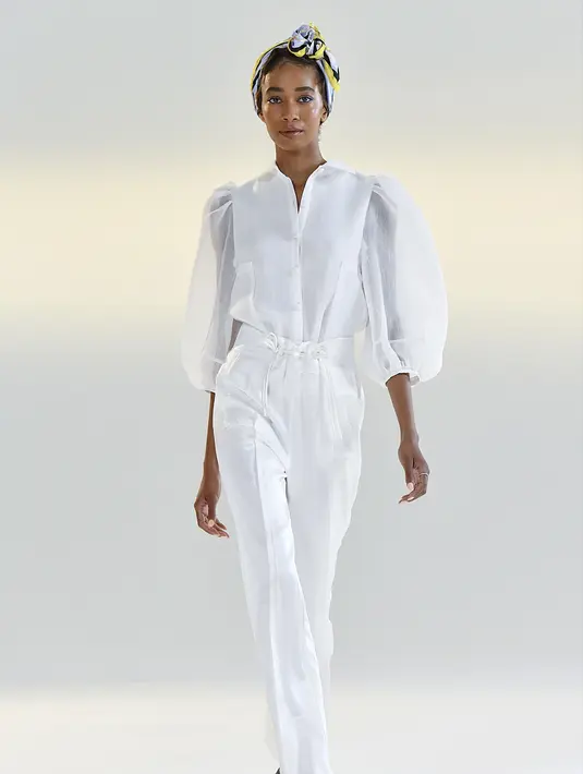 Model memeragakan kreasi busana dari koleksi Musim Semi/Panas 2021 Vivienne Hu dalam ajang New York Fashion Week (NYFW) di New York, Amerika Serikat, 15 September 2020. Di tengah pandemi COVID-19, sebagian besar peragaan busana dalam NYFW tahun ini digelar secara daring. (Xinhua/Mike Coppola)