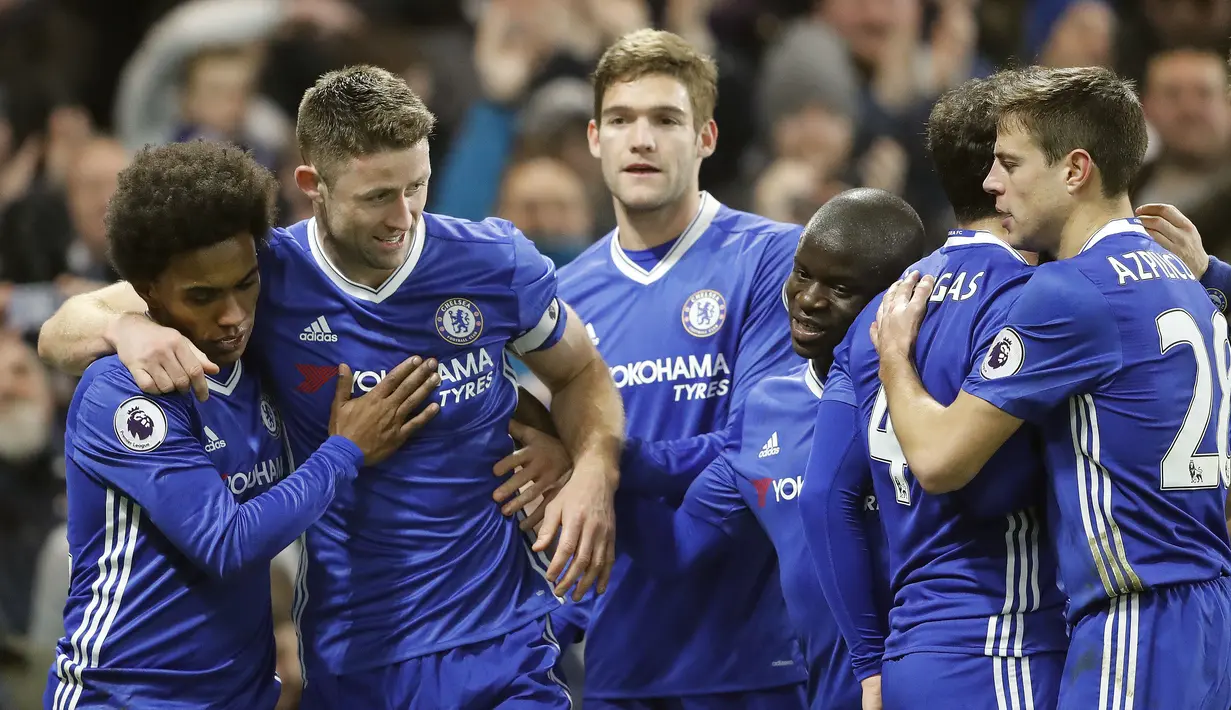 Para pemain Chelsea merayakan gol Gary Cahill (2kiri) saat melawan Hull City pada lanjutan Premier League di Stamford Bridge stadium, London, (22/1/2017). Chelsea menang 2-0.  (AP/Frank Augstein)