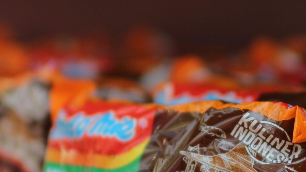 Ayo nikmati sensasi pedas dan gurihnya, serta rasakan pengalaman baru dalam menikmati hidangan khas dengan Indomie Rawon Pedas Mercon!
