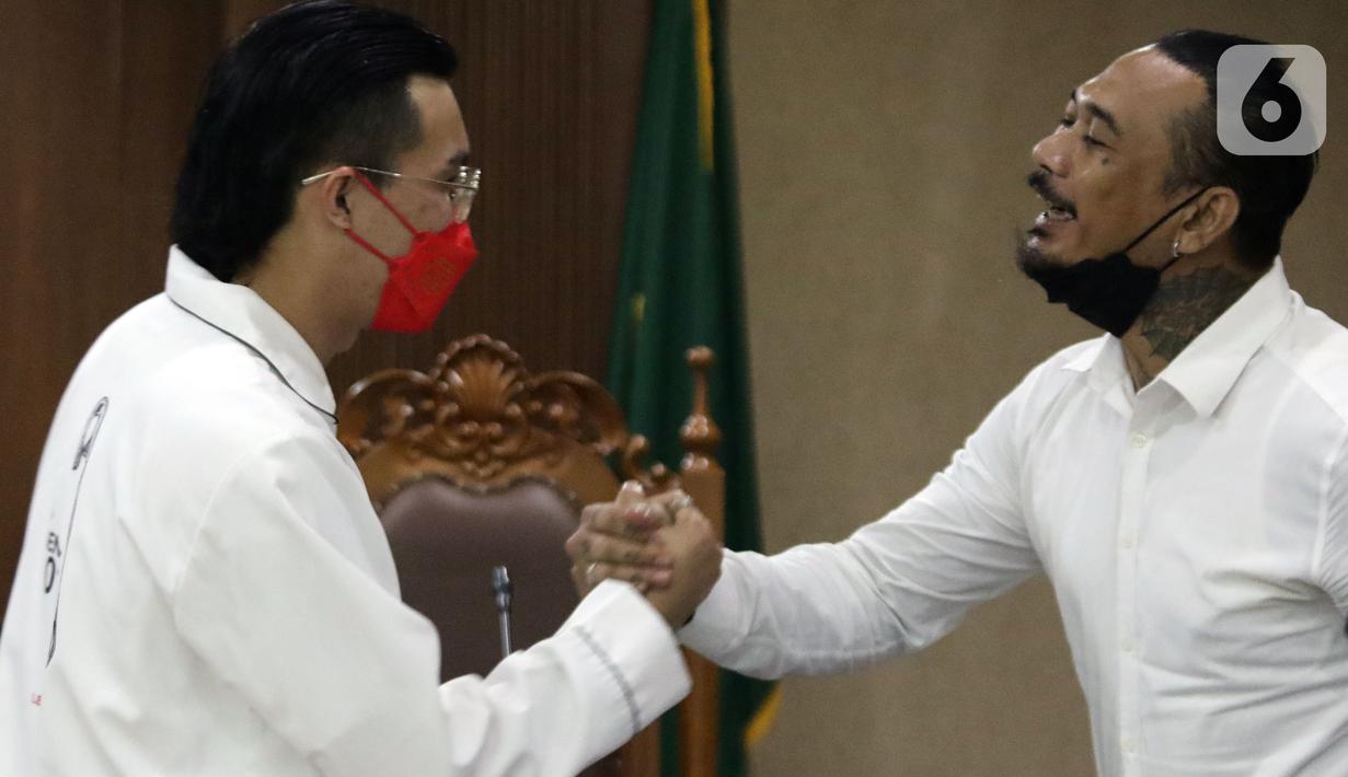 dr Tirta Mandira Hudhi (kiri) bersalaman usai menjadi saksi dalam persidangan lanjutan dugaan pengancaman dengan terdakwa I Gede Aryastina alias Jerinx SID di Pengadilan Negeri Jakarta Pusat, Rabu (9/2/2022). dr Tirta menjadi saksi yang meringankan terdakwa. (Liputan6.com/Helmi Fithriansyah)