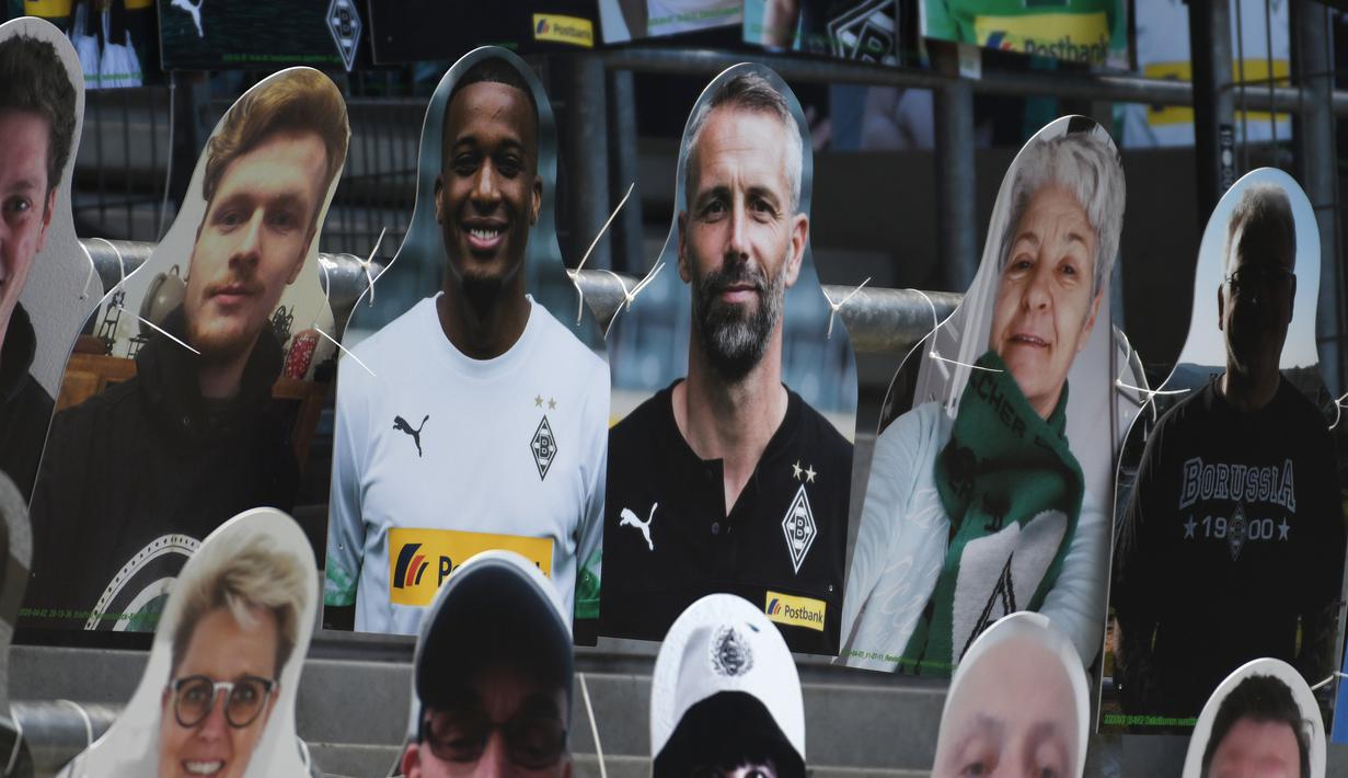Cardboard pendukung Borussia Moenchegladbach mengisi kursi penonton di stadion Borussia Park, Moenchengladbach, Jerman, Rabu (20/5/2020). Ribuan Cardboard gambar suporter Borussia Moenchegladbach dipasang untuk mendukung timnya saat berlaga di kompetisi Bundesliga. (AFP/Ina Fassbender)
