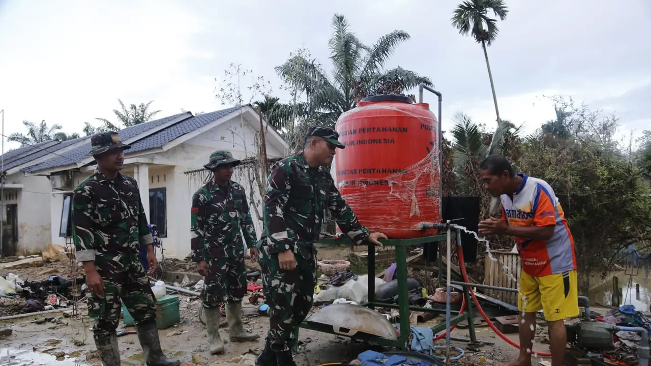 Kementerian Pertahanan mengupayakan pemenuhan kebutuhan air bersih bagi masyarakat terdampak banjir di Kabupaten Aceh Tamiang dengan pembangunan sumur bor serta pemasangan instalasi mesin reverse osmosis (RO) di sejumlah titik vital (Istimewa)