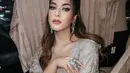 Beauty vlogger Tasya Farasya turut hadir ke malam puncak Puteri Indonesia. Perempuan berdarah Arab ini tampil glamor berbalut dress brokat abu-abu dan perhiasan perak. (Instagram/tasyafarasya).