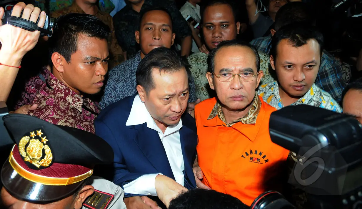 Mantan Menteri Agama Suryadharma Ali mengenakan baju tahanan usai diperiksa di Gedung KPK, Jakarta, Jumat (10/4). Suryadharma akan menjalani masa penahanan di rumah tahanan KPK cabang Pomdam Guntur. (Liputan6.com/Herman Zakharia)
