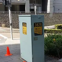 Seniman asal Sydney berikut ini mencoba untuk menghidupi gardu sinyal yang ada di kotanya. (Via: boredpanda.com)