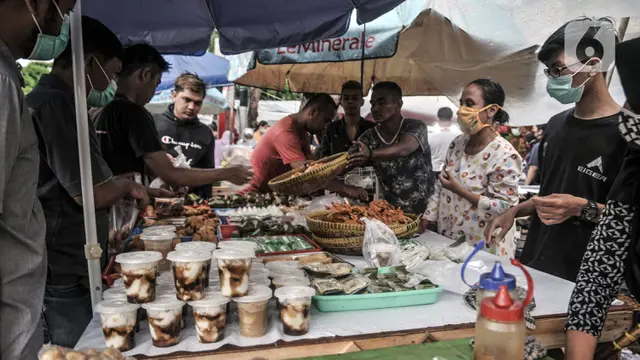 FOTO: Berburu Santapan Berbuka Puasa di Pasar Rawamangun