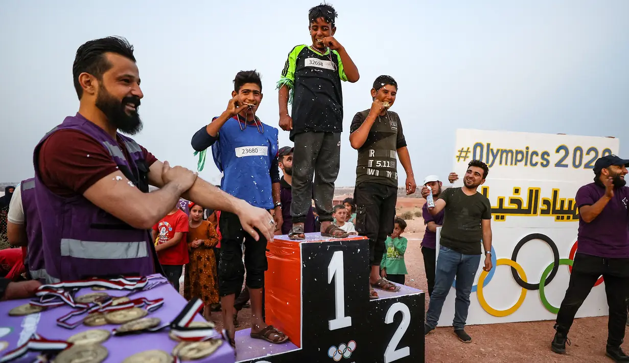 Selain medali, penyelenggara juga menyediakan podium untuk para juara berselebrasi. Dengan diadakannya Olimpiade Tenda ini diharapkan dapat mengurangi trauma yang dialami anak-anak pengungsi. (Foto:AFP/Omar Haj Kadour)