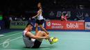 Ganda campuran Indonesia, Riky Widianto/ Richi Puspita Dili terjatuh saat laga melawan pemain Tiongkok Zhang Nan/Zhao Yunei di 16 besar BCA Indonesia Open 2016, Jakarta, Kamis (2/6). Riky/Richi kalah 21-18, 16-21, 13-21. (Liputan6.com/Helmi Fithriansyah)