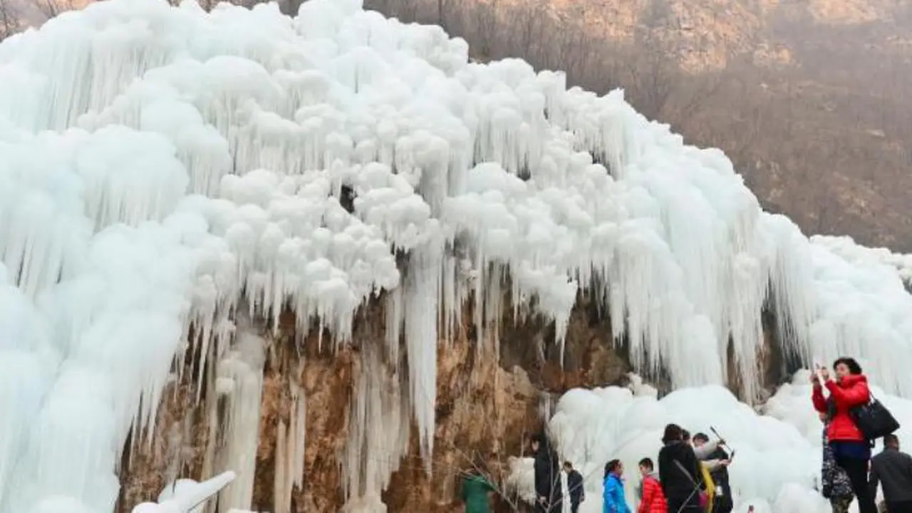 Cantiknya Air Terjun Beku di Cina