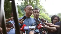 Sekjen PAN Eddy Soeparno memberi keterangan saat tiba di rumah Prabowo Subianto di Kertangara, Jakarta, Jumat (28/6/2019). Prabowo mengumpulkan sekjen partai koalisi Adil Makmur untuk membahas beberapa hal usai putusan MK terkait sengketa Pilpres 2019. (Liputan6.com/Angga Yuniar)