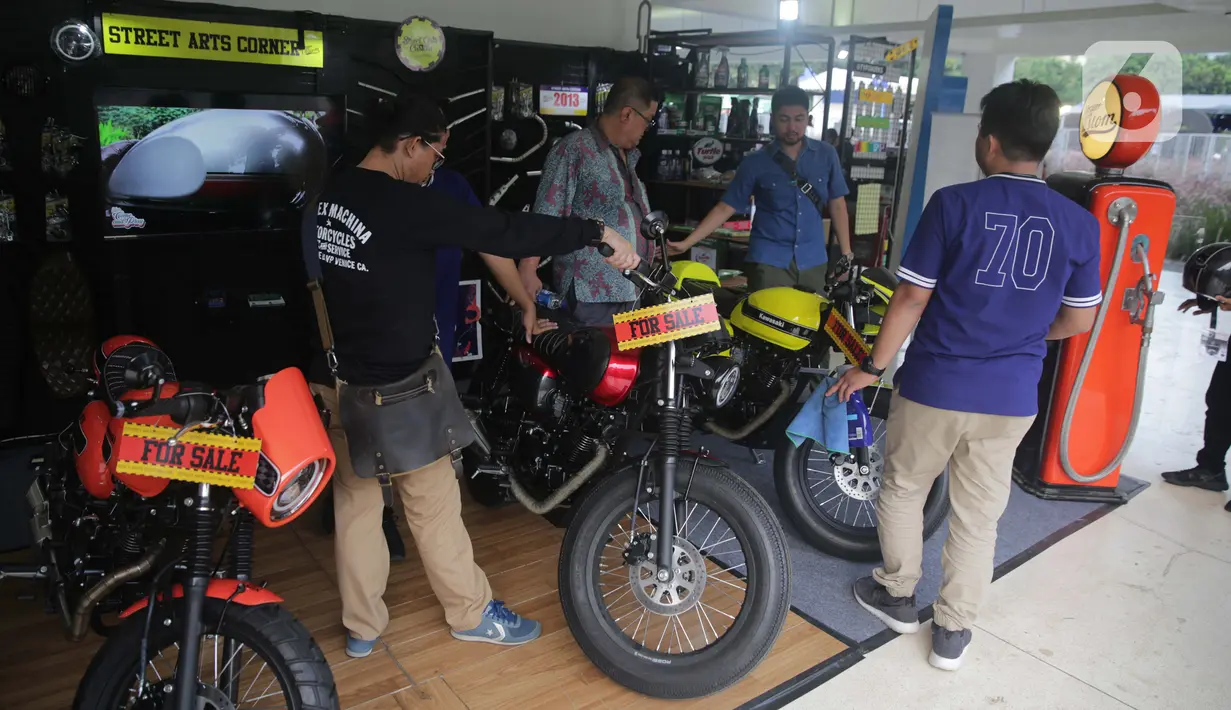 Pengunjung melihat motor-motor modifikasi saat pemeran IIMS Motobike Expo 2019 di Istora Senayan, Jakarta, Jumat (29/11/2019). IIMS Motobike Expo 2019 digelar pada 29 November-1 Desember 2019. (Liputan6.com/Faizal Fanani)